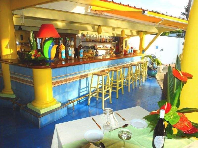 Le Nautile Beachfront سان جيل لي بان المطعم الصورة
